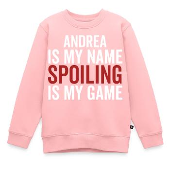 Andrea est mon nom Spoiling est mon jeu - Sweat Premium enfant bio - rose - Devant - AI Model Kid Female (0cm)