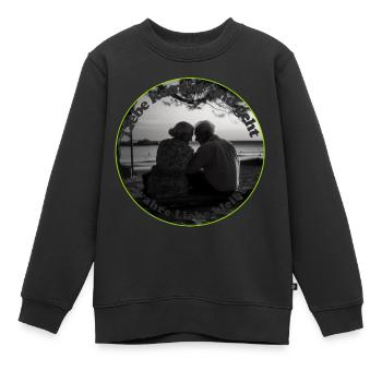 Liebe gehört zu einer erfüllten Beziehung - Kinder Premium Organic Sweatshirt - Schwarz - Vorne - AI Model Kid Female (0cm)