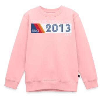 Conception drôle d'anniversaire de voyage dans le temps juillet 2013 - Sweat Premium enfant bio - rose - Devant - AI Model Kid Female (0cm)