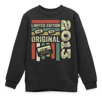 Millésime 2013 - Citation d’anniversaire rétro 2013 - Sweat Premium enfant bio - noir - Devant - AI Model Kid Female (0cm)