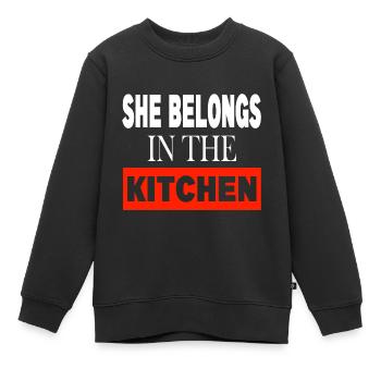 She belongs in the Kitchen - Kinder Premium Organic Sweatshirt - Schwarz - Vorne - AI Model Kid Female (0cm)