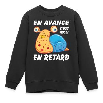 En avance c'est aussi en retard - Sweat Premium enfant bio - noir - Devant - AI Model Kid Female (0cm)