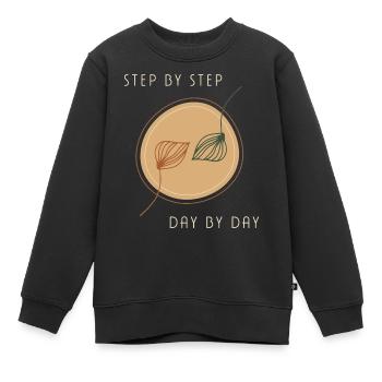 step by step day by day - Kinder Premium Organic Sweatshirt - Schwarz - Vorne - AI Model Kid Female (0cm)