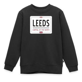 Ortsschild von Leeds - Kinder Premium Organic Sweatshirt - Schwarz - Vorne - AI Model Kid Female (0cm)