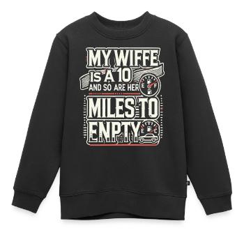 Meine Frau ist eine 10 und so sind ihre Meilen zu leeren - Kinder Premium Organic Sweatshirt - Schwarz - Vorne - AI Model Kid Female (0cm)