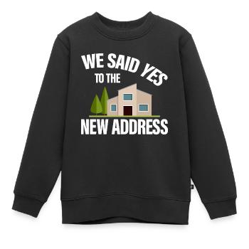 Nous avons dit oui à la nouvelle adresse 2 - Sweat Premium enfant bio - noir - Devant - AI Model Kid Female (0cm)