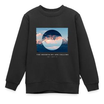 The Mountains Are Calling And I Must Go | Die Berg - Kinder Premium Organic Sweatshirt - Schwarz - Vorne - AI Model Kid Female (0cm)