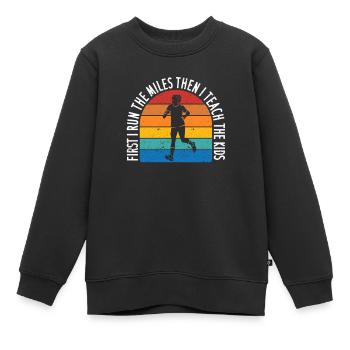 Erst laufe ich die Kilometer, dann bringe ich den - Kinder Premium Organic Sweatshirt - Schwarz - Vorne - AI Model Kid Female (0cm)