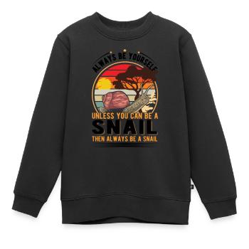 Always be yourself Snail Schnecke - Kinder Premium Organic Sweatshirt - Schwarz - Vorne - AI Model Kid Female (0cm)
