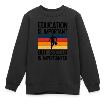 Bildung Ist Wichtig, Aber Fussball Ist wichtiger - Kinder Premium Organic Sweatshirt - Schwarz - Vorne - AI Model Kid Female (0cm)