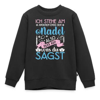 Ich Stehe Am Anderen Ende Der Nadel - Kinder Premium Organic Sweatshirt - Schwarz - Vorne - AI Model Kid Female (0cm)