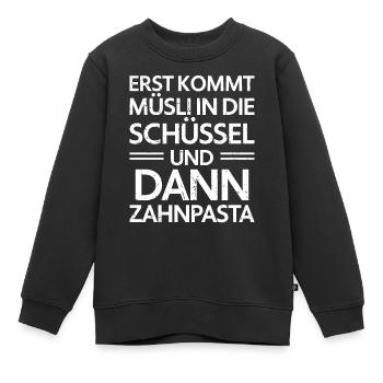 Erst Müsli in die Schüssel und dann Zahnpasta - Kinder Premium Organic Sweatshirt - Schwarz - Vorne - AI Model Kid Female (0cm)