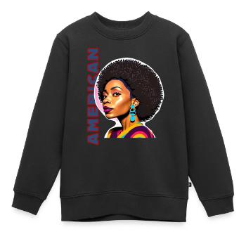 Schwarze Frau mit Schriftzug American - Kinder Premium Organic Sweatshirt - Schwarz - Vorne - AI Model Kid Female (0cm)