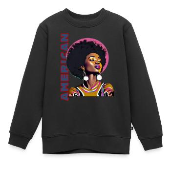 Schwarze Frau mit Schriftzug American - Kinder Premium Organic Sweatshirt - Schwarz - Vorne - AI Model Kid Female (0cm)