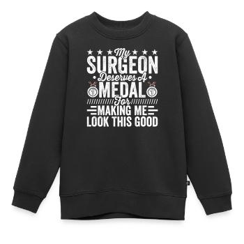 Plastischer Chirurg Verdient Medaille - Kinder Premium Organic Sweatshirt - Schwarz - Vorne - AI Model Kid Female (0cm)