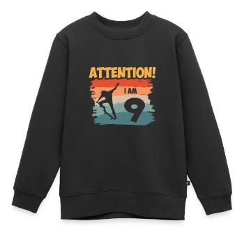 Attention! I am 9 - Kinder Premium Organic Sweatshirt - Schwarz - Vorne - AI Model Kid Female (0cm)