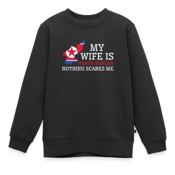 Nichts macht mir Angst Meine Frau ist Nordkorea - Kinder Premium Organic Sweatshirt - Schwarz - Vorne - AI Model Kid Female (0cm)