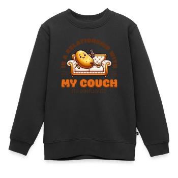 In Einer Beziehung Mit Meiner Couch - - Kinder Premium Organic Sweatshirt - Schwarz - Vorne - AI Model Kid Female (0cm)