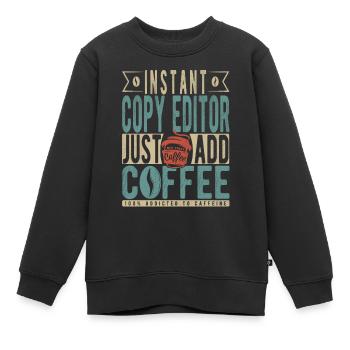 Instant Copy Editor Fügen Sie einfach Kaffee hinzu - Kinder Premium Organic Sweatshirt - Schwarz - Vorne - AI Model Kid Female (0cm)