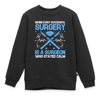Hinter jeder erfolgreichen Operation steht ein Chirurg, der - Kinder Premium Organic Sweatshirt - Schwarz - Vorne - AI Model Kid Female (0cm)