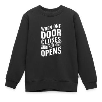 Wenn sich eine Tür schließt, öffnet sich eine andere. - Kinder Premium Organic Sweatshirt - Schwarz - Vorne - AI Model Kid Female (0cm)
