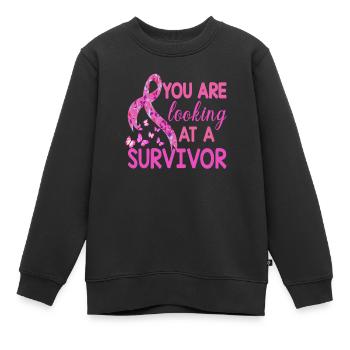 Ihr seht eine Überlebende Brustkrebs - Kinder Premium Organic Sweatshirt - Schwarz - Vorne - AI Model Kid Female (0cm)