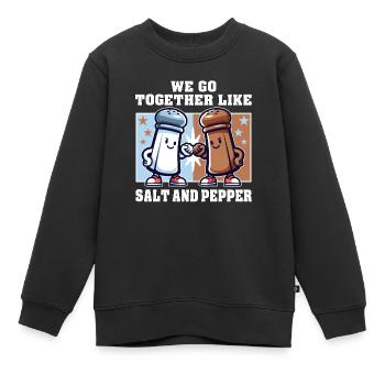 WIR PASSEN ZUSAMMEN WIE SALZ UND PFEFFER - Kinder Premium Organic Sweatshirt - Schwarz - Vorne - AI Model Kid Female (0cm)