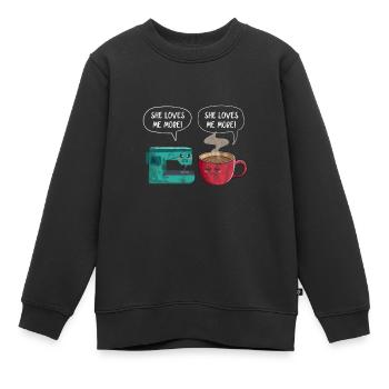 Coudre du café - Sweat Premium enfant bio - noir - Devant - AI Model Kid Female (0cm)