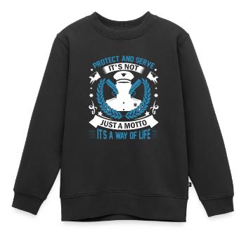 Protect and Serve: Es ist nicht nur ein Motto, es ist ein Motto - Kinder Premium Organic Sweatshirt - Schwarz - Vorne - AI Model Kid Female (0cm)