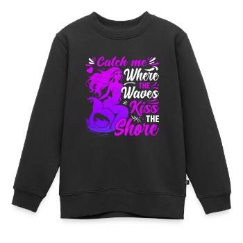 Fang mich dort, wo die Wellen das Ufer küssen. - Kinder Premium Organic Sweatshirt - Schwarz - Vorne - AI Model Kid Female (0cm)