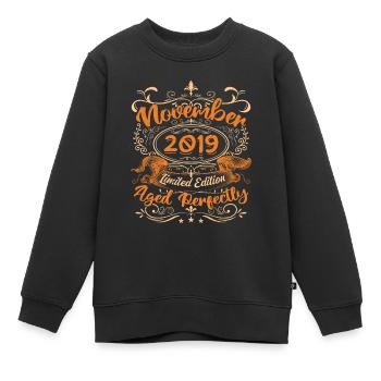 November 2019 Limitierte Auflage - Kinder Premium Organic Sweatshirt - Schwarz - Vorne - AI Model Kid Female (0cm)