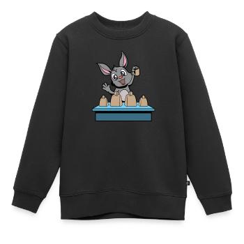 Comic Hase spielt Kuhglocken - Kinder Premium Organic Sweatshirt - Schwarz - Vorne - AI Model Kid Female (0cm)
