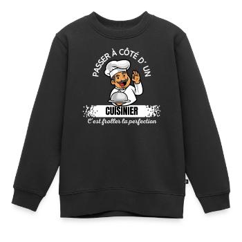 Cartoon Chef: Vorbeigehen an einem Koch vorbei - Kinder Premium Organic Sweatshirt - Schwarz - Vorne - AI Model Kid Female (0cm)