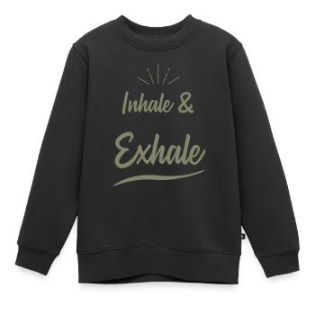 inhale & exhale yoga sprüche - Kinder Premium Organic Sweatshirt - Schwarz - Vorne - AI Model Kid Female (0cm)