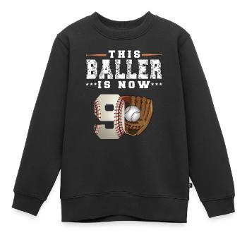 This Baller is now 9 Baseball 9. Geburtstag - Kinder Premium Organic Sweatshirt - Schwarz - Vorne - AI Model Kid Female (0cm)