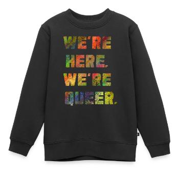 Wir sind da. Wir sind queer. - Kinder Premium Organic Sweatshirt - Schwarz - Vorne - AI Model Kid Female (0cm)