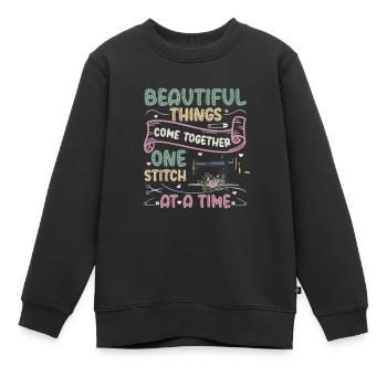 Ein Stich nach dem anderen, Quilten, Nähen. - Kinder Premium Organic Sweatshirt - Schwarz - Vorne - AI Model Kid Female (0cm)