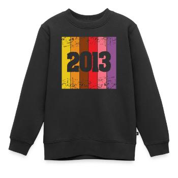 2013 - Kinder Premium Organic Sweatshirt - Schwarz - Vorne - AI Model Kid Female (0cm)