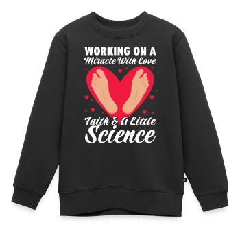 Travailler à un miracle avec amour, foi et un peu - Sweat Premium enfant bio - noir - Devant - AI Model Kid Female (0cm)