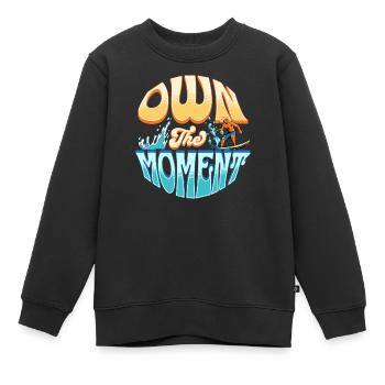 Besitze The Moment Surf Wave - Kinder Premium Organic Sweatshirt - Schwarz - Vorne - AI Model Kid Female (0cm)