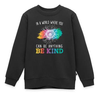 In einer Welt, in der du alles sein kannst, sei freundlich - Kinder Premium Organic Sweatshirt - Schwarz - Vorne - AI Model Kid Female (0cm)