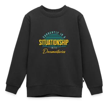 Aktuell in einer Situationship mit Dokumentarfilmen - Kinder Premium Organic Sweatshirt - Schwarz - Vorne - AI Model Kid Female (0cm)