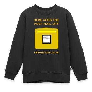 Here goes the post mail off. Hier geht die Post ab - Kinder Premium Organic Sweatshirt - Schwarz - Vorne - AI Model Kid Female (0cm)