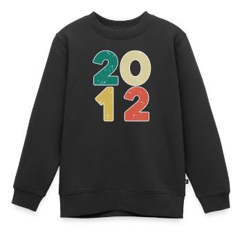 2012 - Jahrgang 2012 - Baujahr 2012 - Kinder Premium Organic Sweatshirt - Schwarz - Vorne - AI Model Kid Female (0cm)