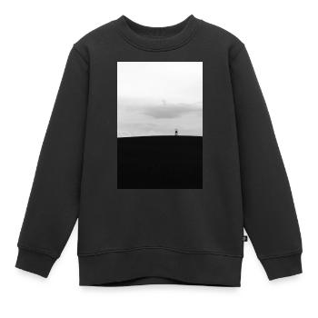 Der highseat auf einem hügel im feld - Kinder Premium Organic Sweatshirt - Schwarz - Vorne - AI Model Kid Female (0cm)