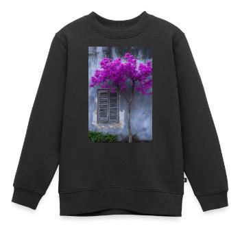 Lebendige Blüte vor rustikaler Wand - Kinder Premium Organic Sweatshirt - Schwarz - Vorne - AI Model Kid Female (0cm)