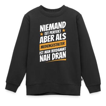 Niemand ist perfekt - Mediengestalter - Spruch - Kinder Premium Organic Sweatshirt - Schwarz - Vorne - AI Model Kid Female (0cm)