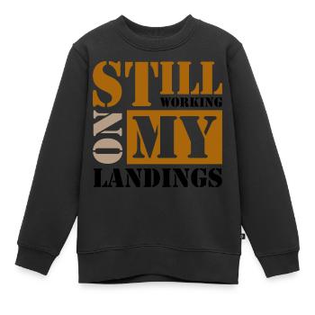 Still Working On My Landings - Kinder Premium Organic Sweatshirt - Schwarz - Vorne - AI Model Kid Female (0cm)