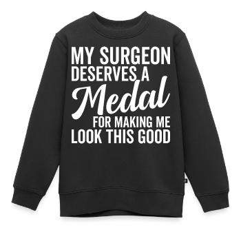Plastischer Chirurg Verdient Medaille - Kinder Premium Organic Sweatshirt - Schwarz - Vorne - AI Model Kid Female (0cm)