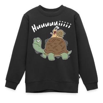 Hui – Schnecke reitet Schildkröte Cartoon - Kinder Premium Organic Sweatshirt - Schwarz - Vorne - AI Model Kid Female (0cm)